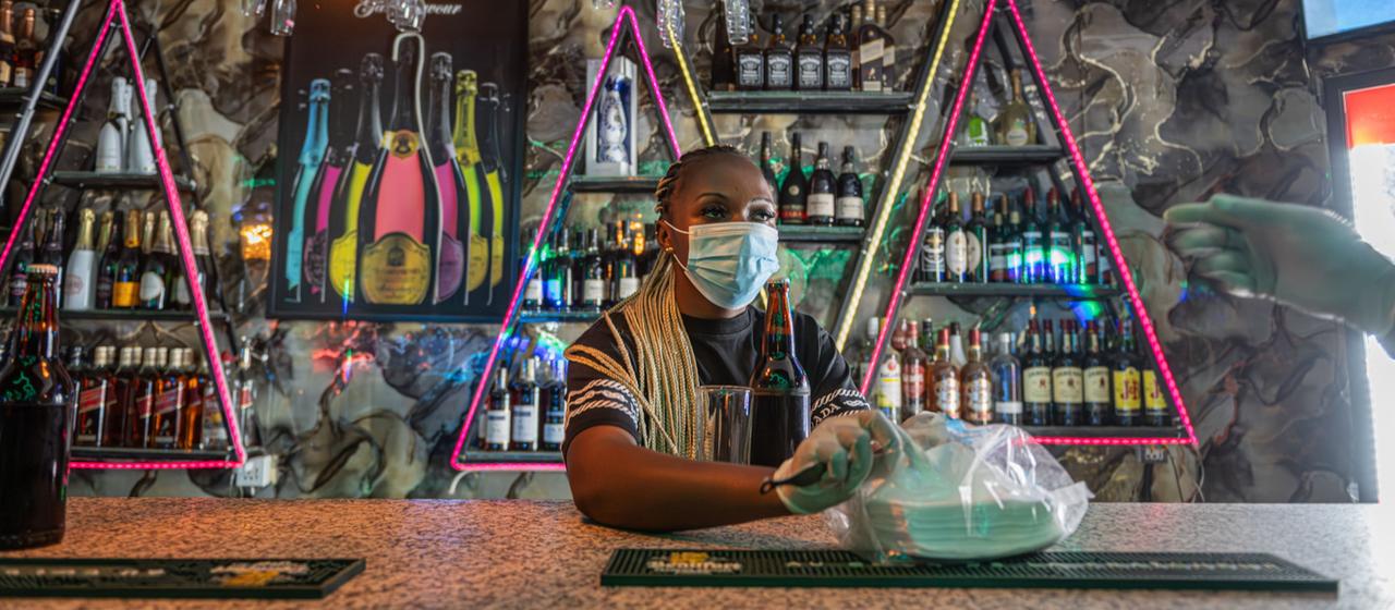 Kellnerin mit Mundschutz in einer Bar in Bunia