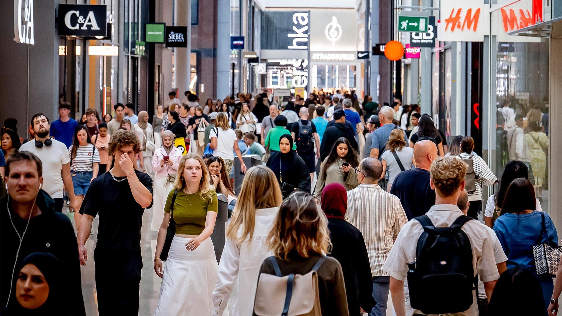 Kunden sind in einem Einkaufszentrum in Utrecht (Niederlande) zu sehen. | picture alliance / ROBIN UTRECHT