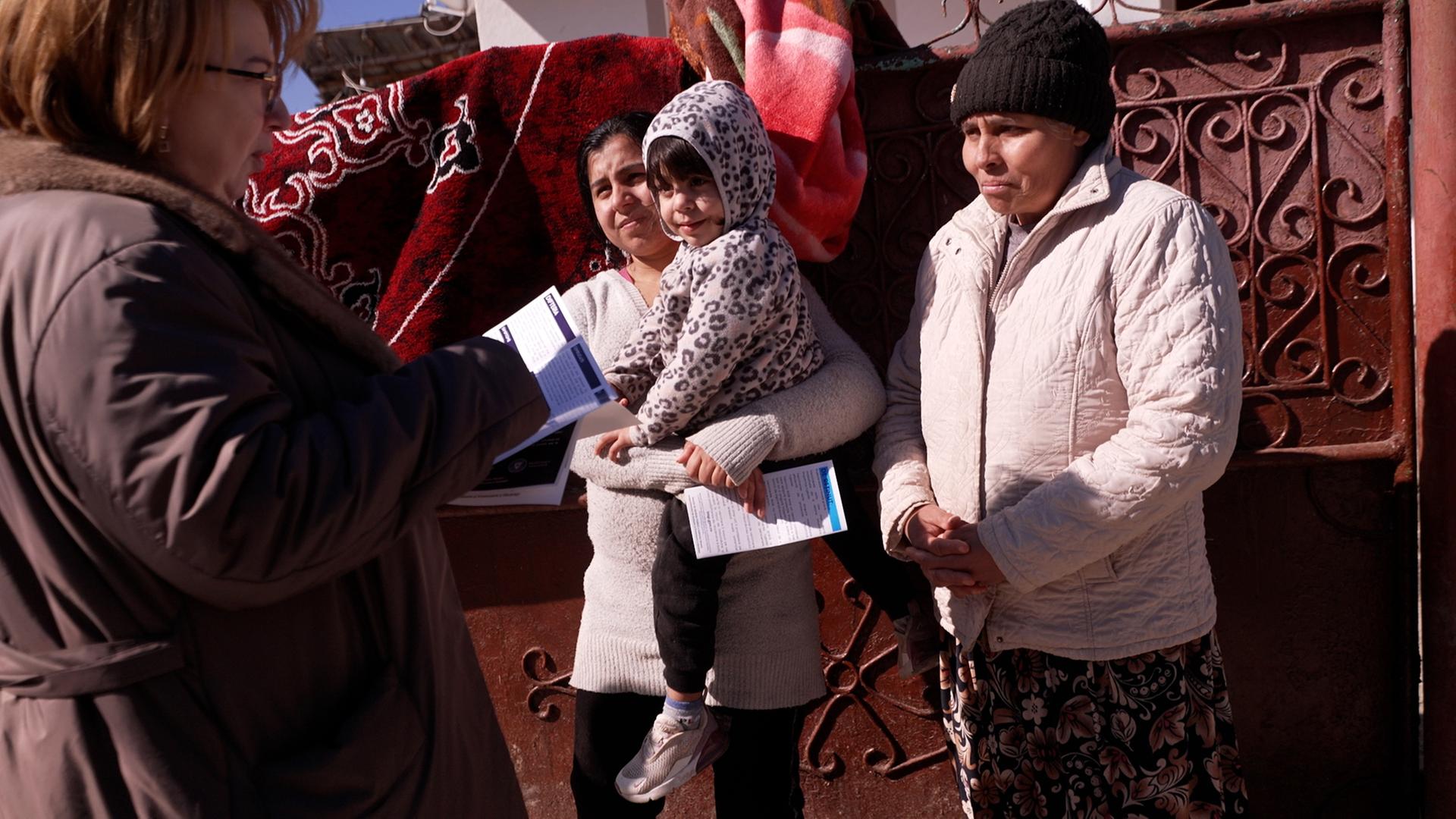 Daniela Gafița im Gespräch mit Dorfbewohnerinnen von Bălușești. | BR | ARD-Studio Südosteuropa