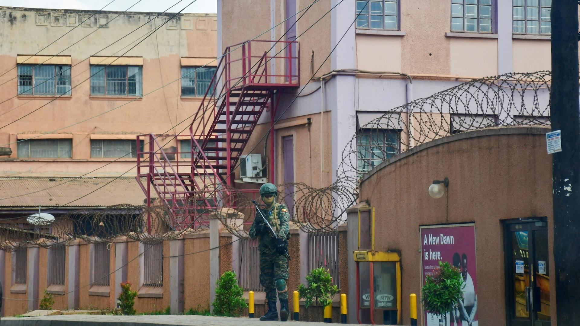 Ein Soldat vor der Zentrale von Nation Media Group, Uganda. | REUTERS