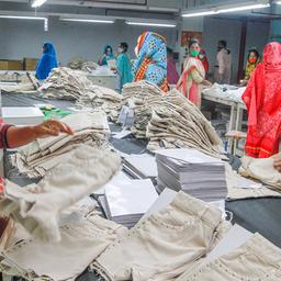 Frauen arbeiten in einer Bekleidungsfabrik in Dhaka
