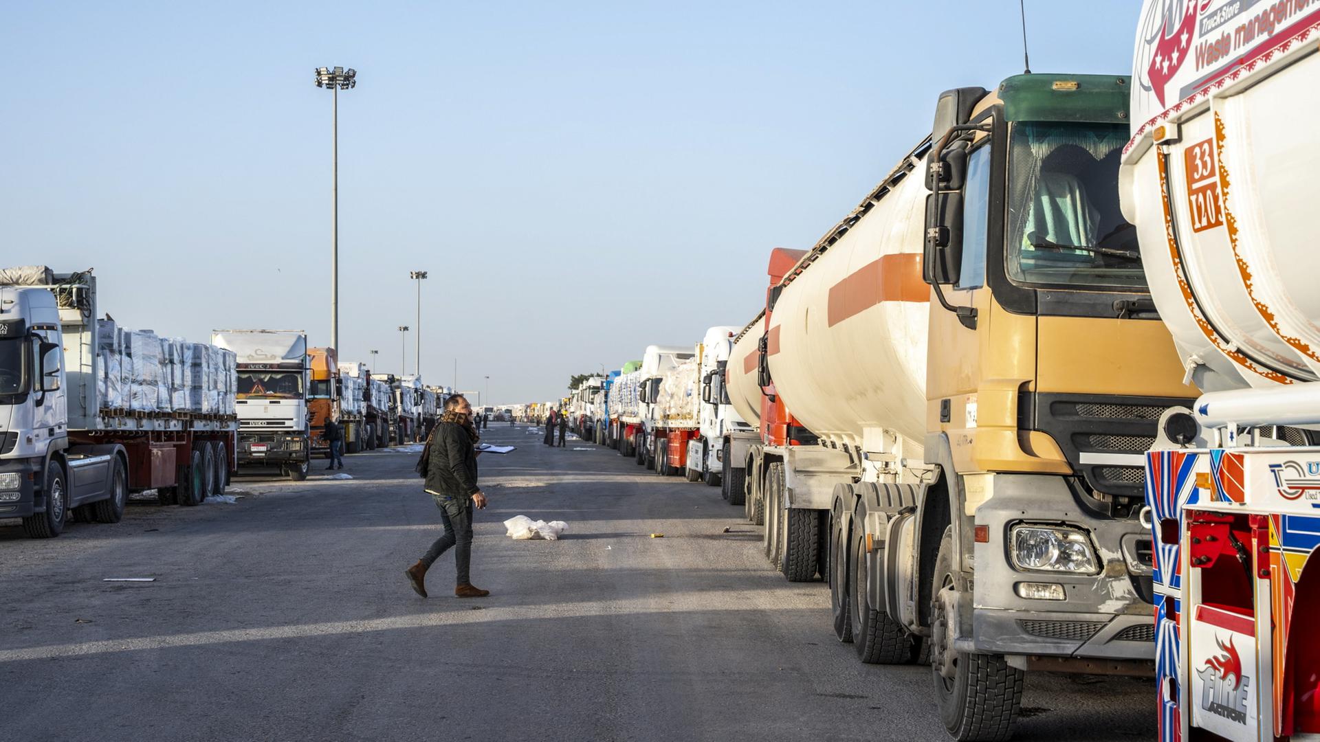 Lkw mit Hilfsgütern warten vor dem Grenzübergang Rafah. | EPA