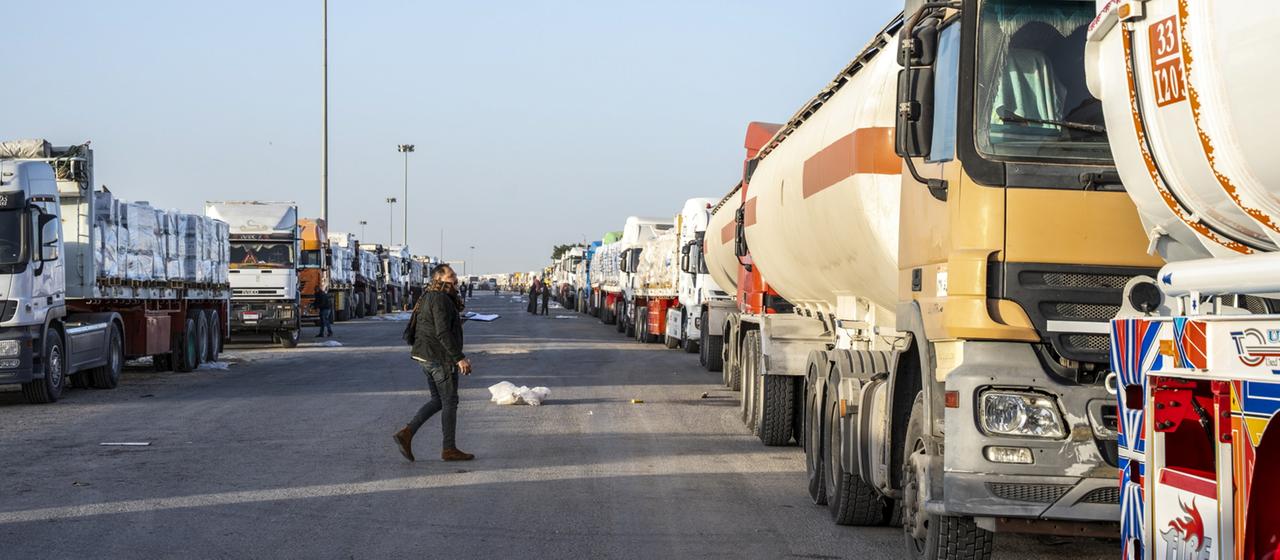 Lkw mit Hilfsgütern warten vor dem Grenzübergang Rafah.