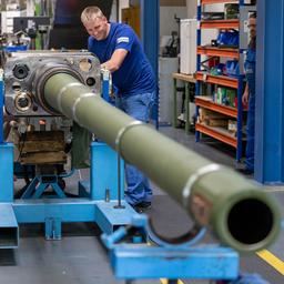 Mitarbeiter bei Rheinmetall arbeiten an einer Kanone für den Kampfpanzer Leopard 2A4.