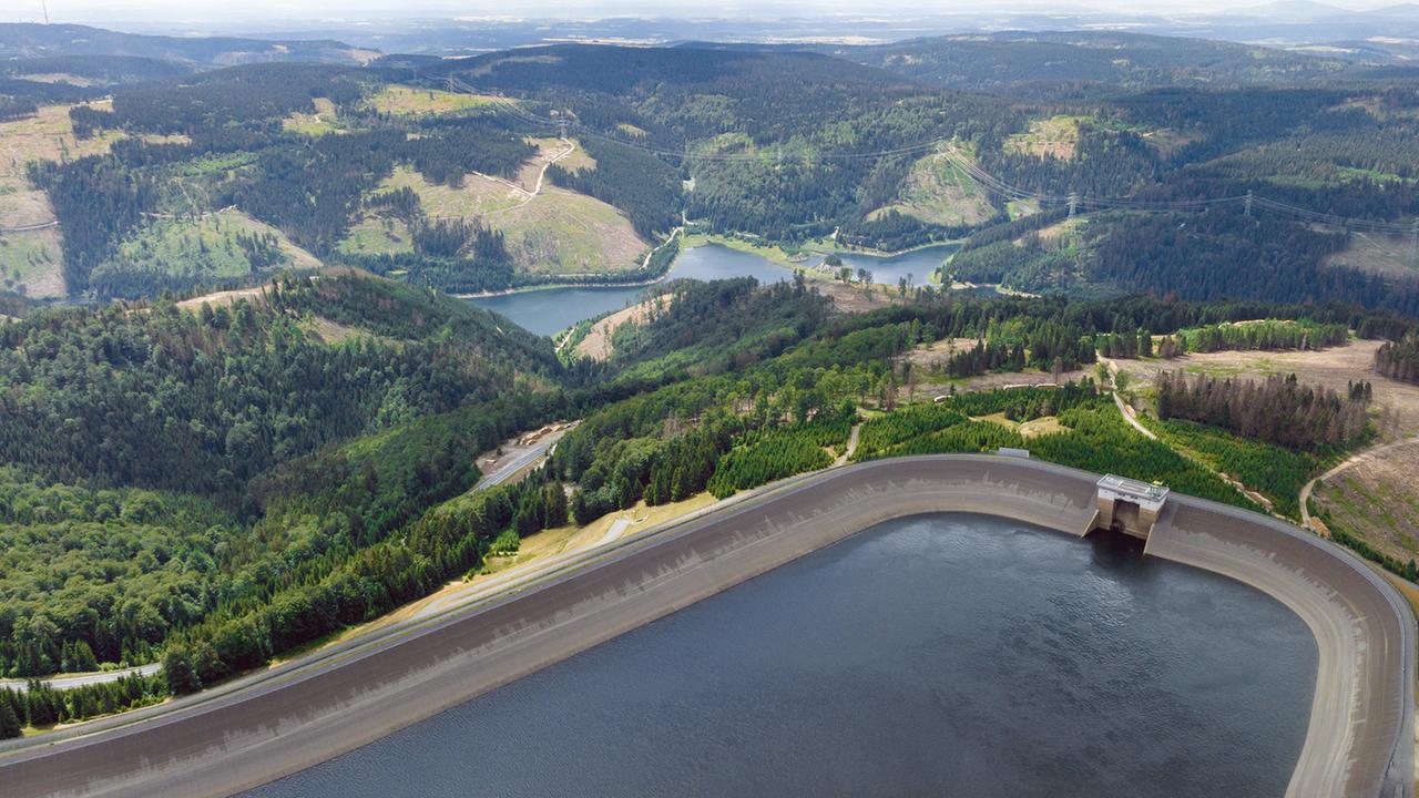 Das Oberbecken und der etwa 300 Meter tiefer gelegene Stausee des Pumpspeicherwerkes Goldisthal