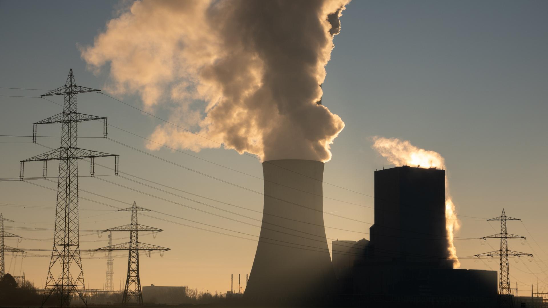 Die Sonne geht hinter einem Kohlekraftwerk auf.  | dpa