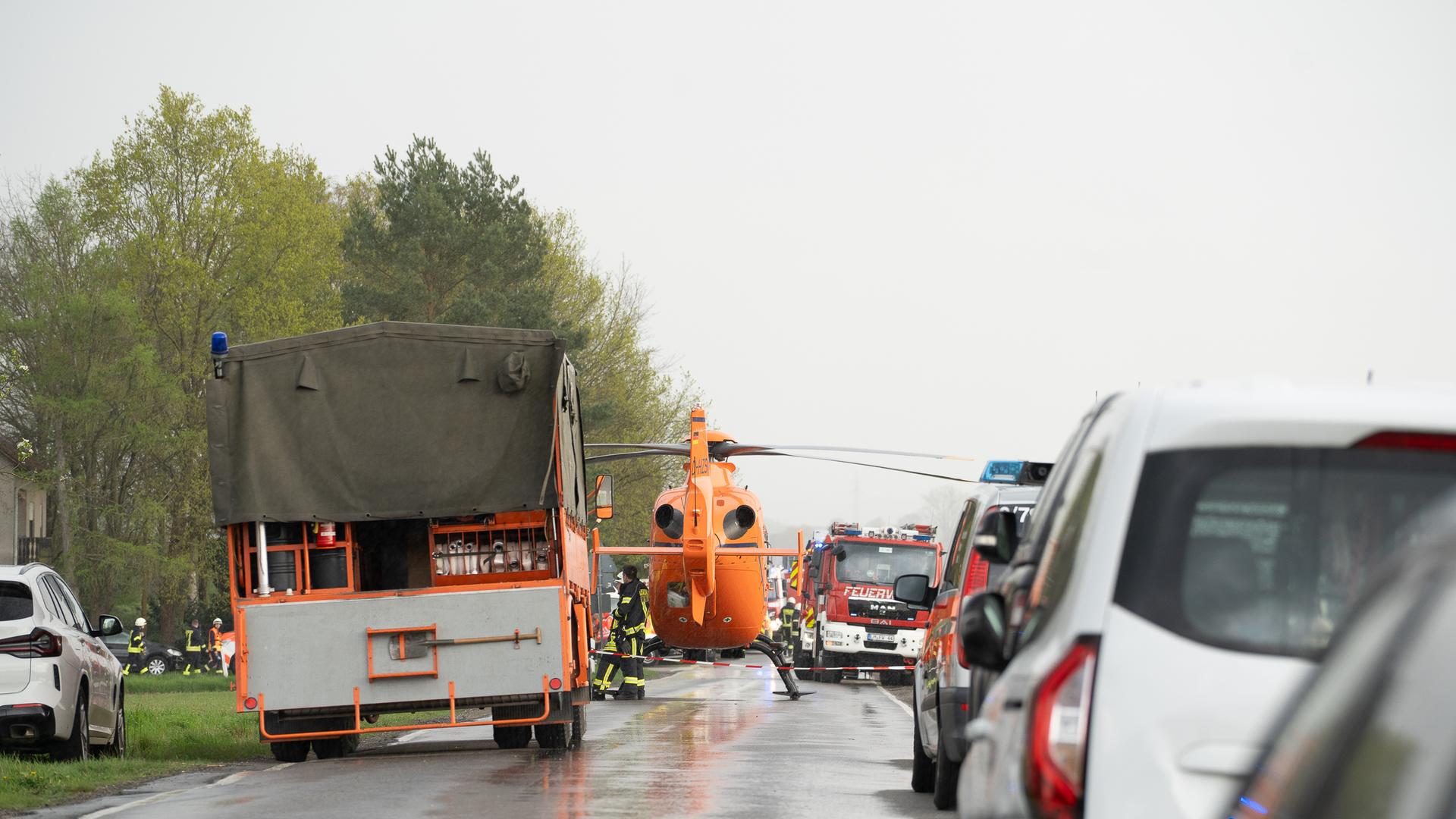 Rettungskräfte im Einsatz nahe der Gerberei in Runkel