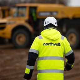 Zwei Mitarbeiter der Firma Nothvolt gehen über eine Baustelle im Kreis Dithmarschen. Hier soll die Northvolt-Batteriefabrik für Elektroautos entstehen.