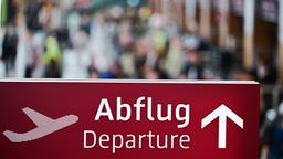 "Abflug" steht am Flughafen BER im Terminal 1 auf einem Schild.
