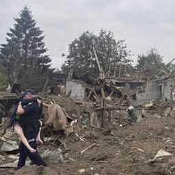 Ein Polizist trägt eine verletzte Person nach einem russischen Raketenangriff aus den Trümmern eines Wohnhauses in Kramatorsk.