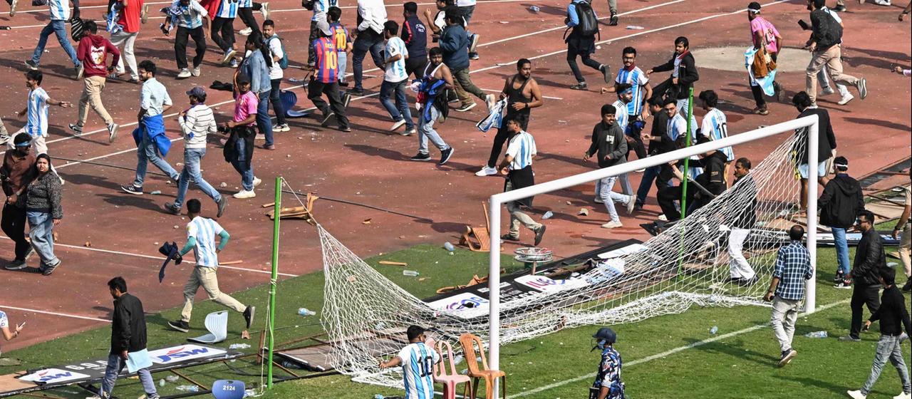 Wütende Fans im Stadion von Kalkutta hinter einem zerrissenen Tor