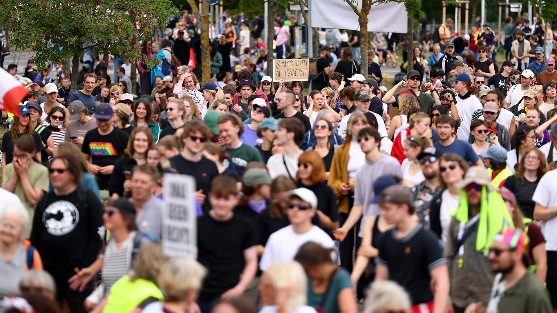 Menschen nehmen an einer Demonstration teil. | REUTERS