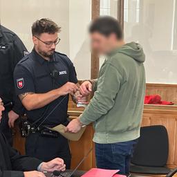Ein Angeklagter dem Drogenschmuggel vorgeworfen wird, steht vor Gericht in Oldenburg.