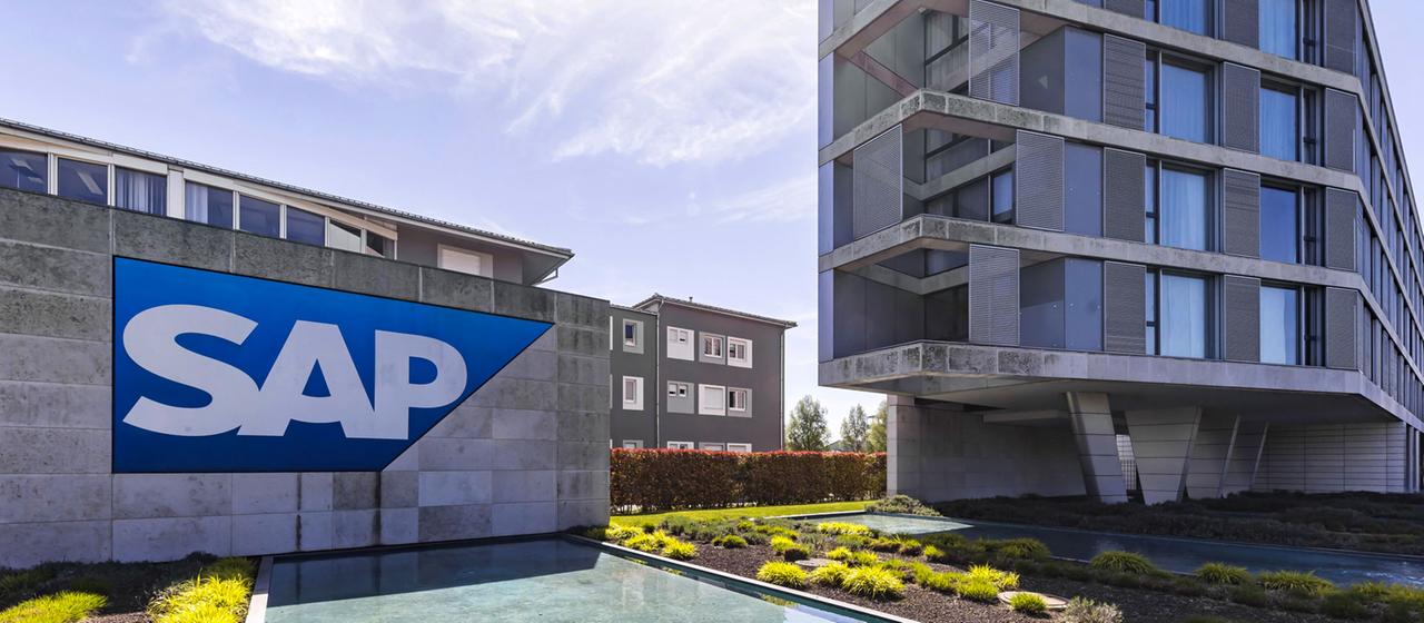 Das SAP-Logo an der Konzernzentrale in Walldorf.