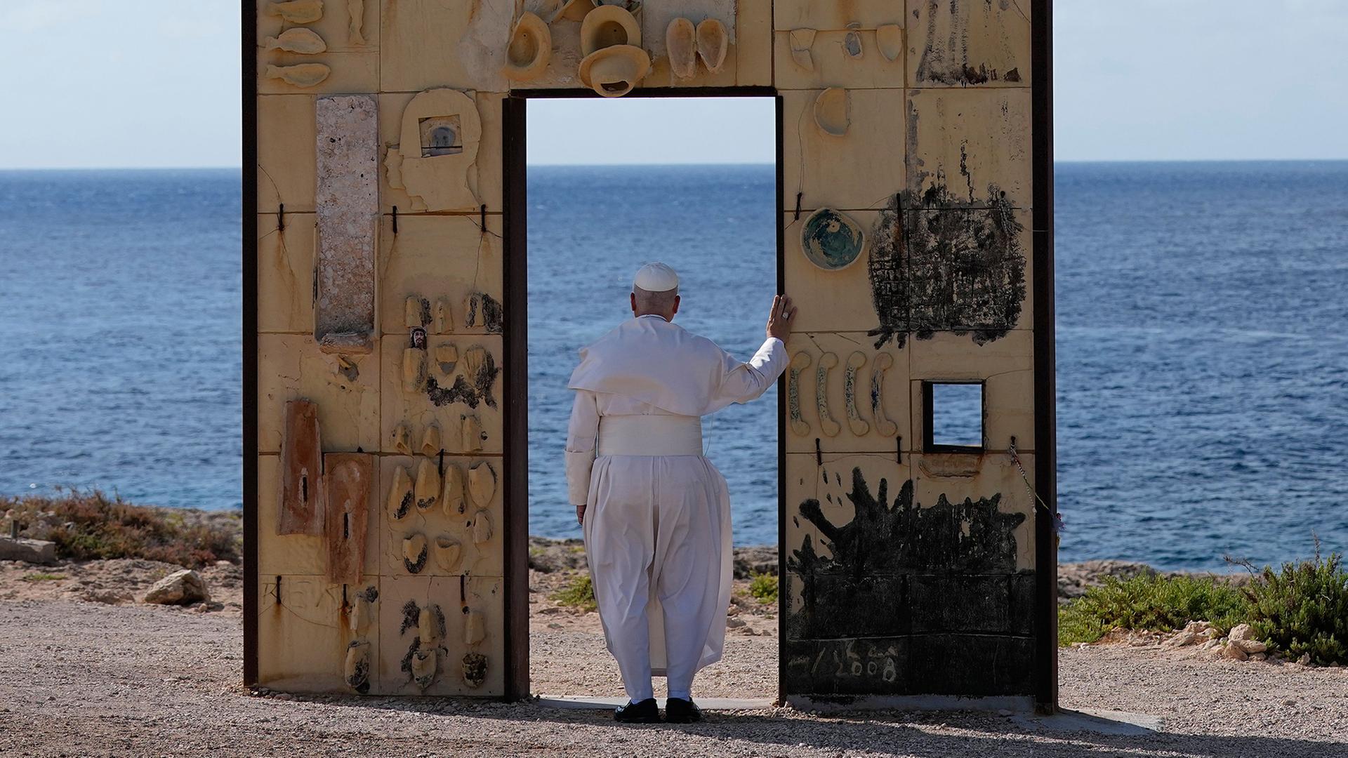 Papst Leo XIV. besichtigt das Denkmal 