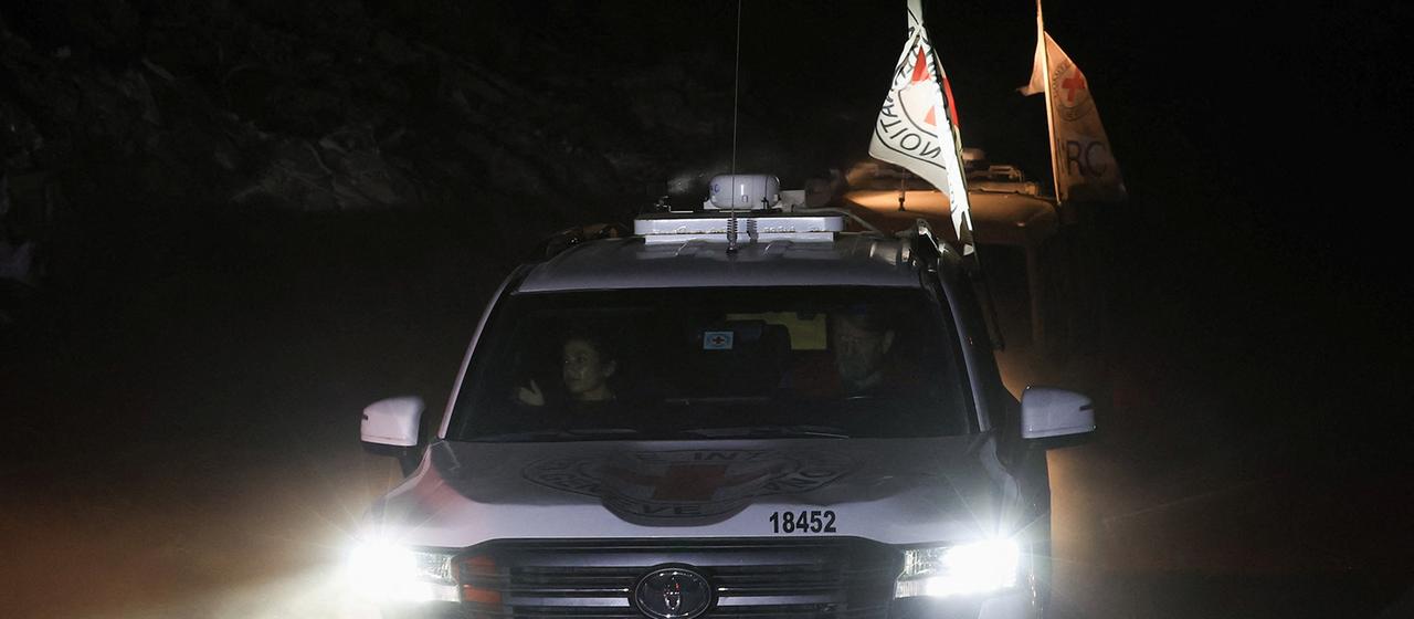 Ein Fahrzeug des Roten Kreuzes transportiert eine Leiche.