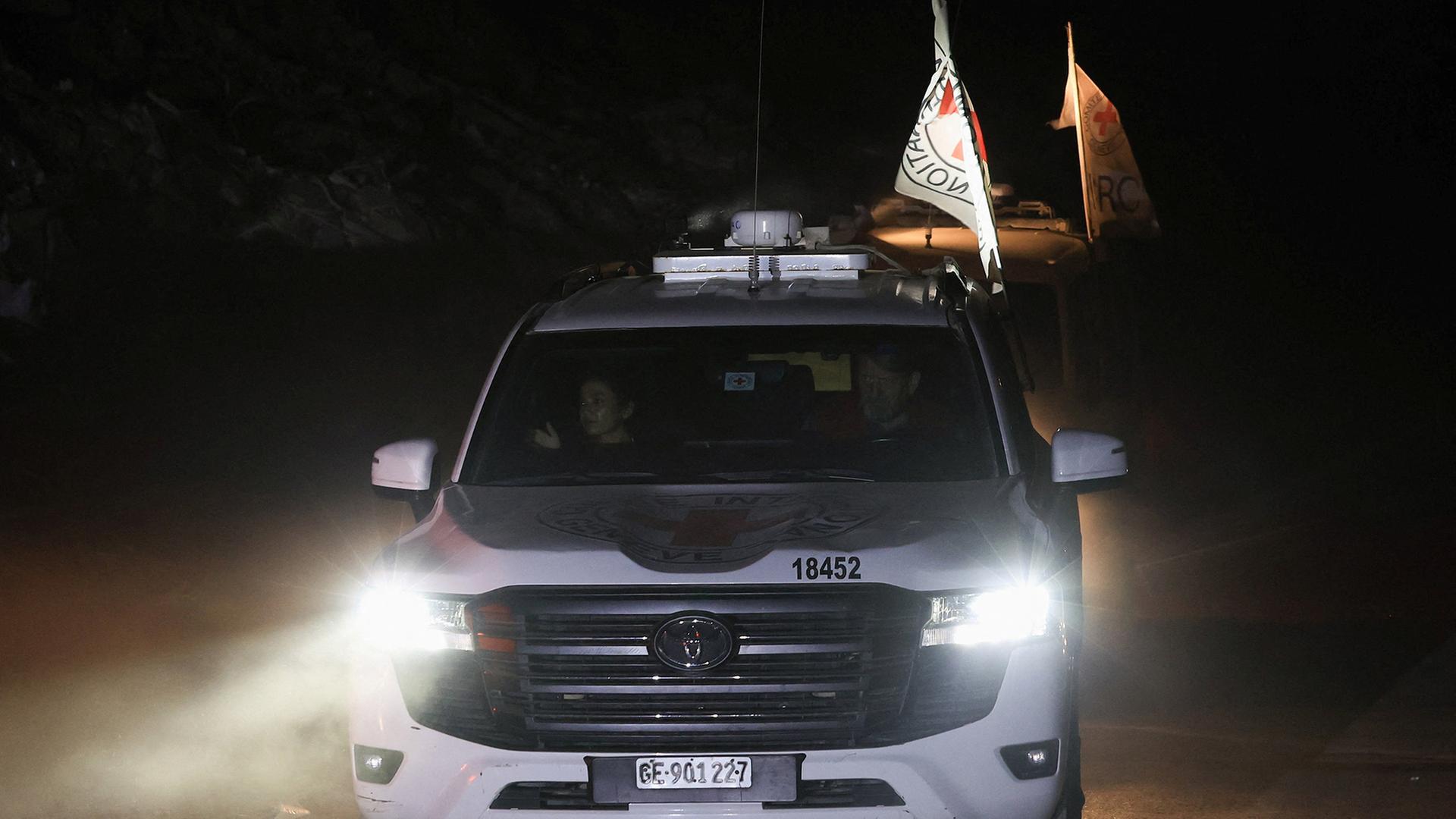 Ein Fahrzeug des Roten Kreuzes transportiert eine Leiche. | REUTERS