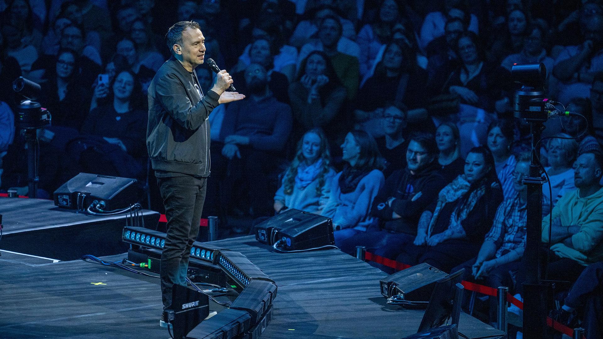 Sebastian Fitzek bei einem Auftritt in der MÃ¼nchner Olympiahalle. | picture alliance / SZ Photo