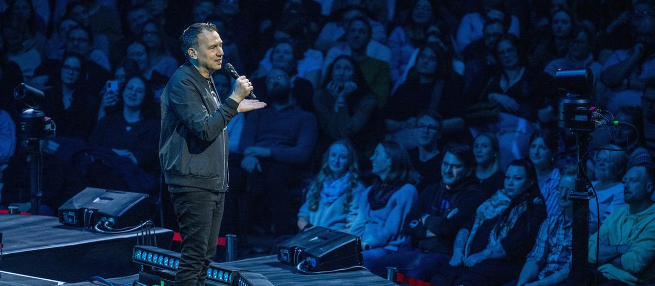 Sebastian Fitzek bei einem Auftritt in der Münchner Olympiahalle.