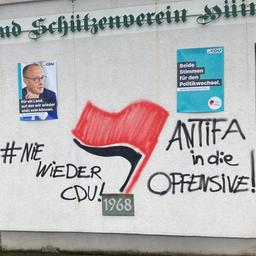 "Nie wieder CDU" und "Antifa in die Offensive" ist mit schwarzer Farbe an eine Hauswand geschrieben