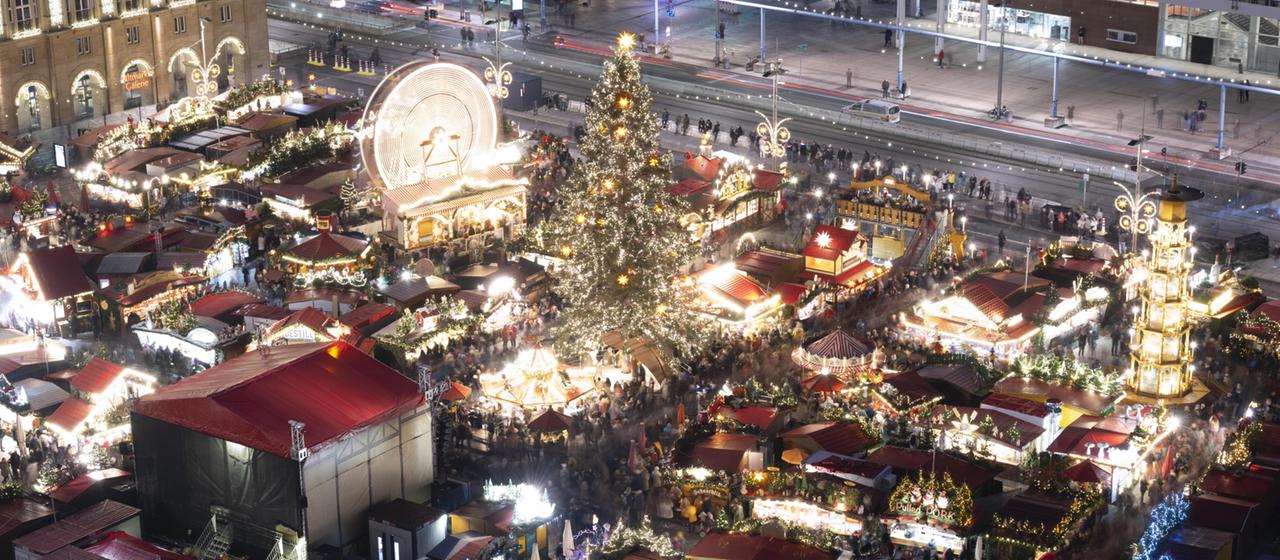 Lichter leuchten auf dem Weihnachtsmarkt in Dresden