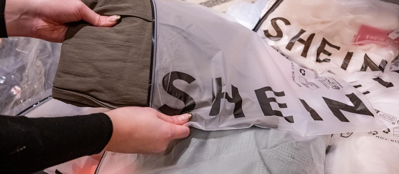 Auspacken von Online-Bestellungen des Versandhändlers Shein