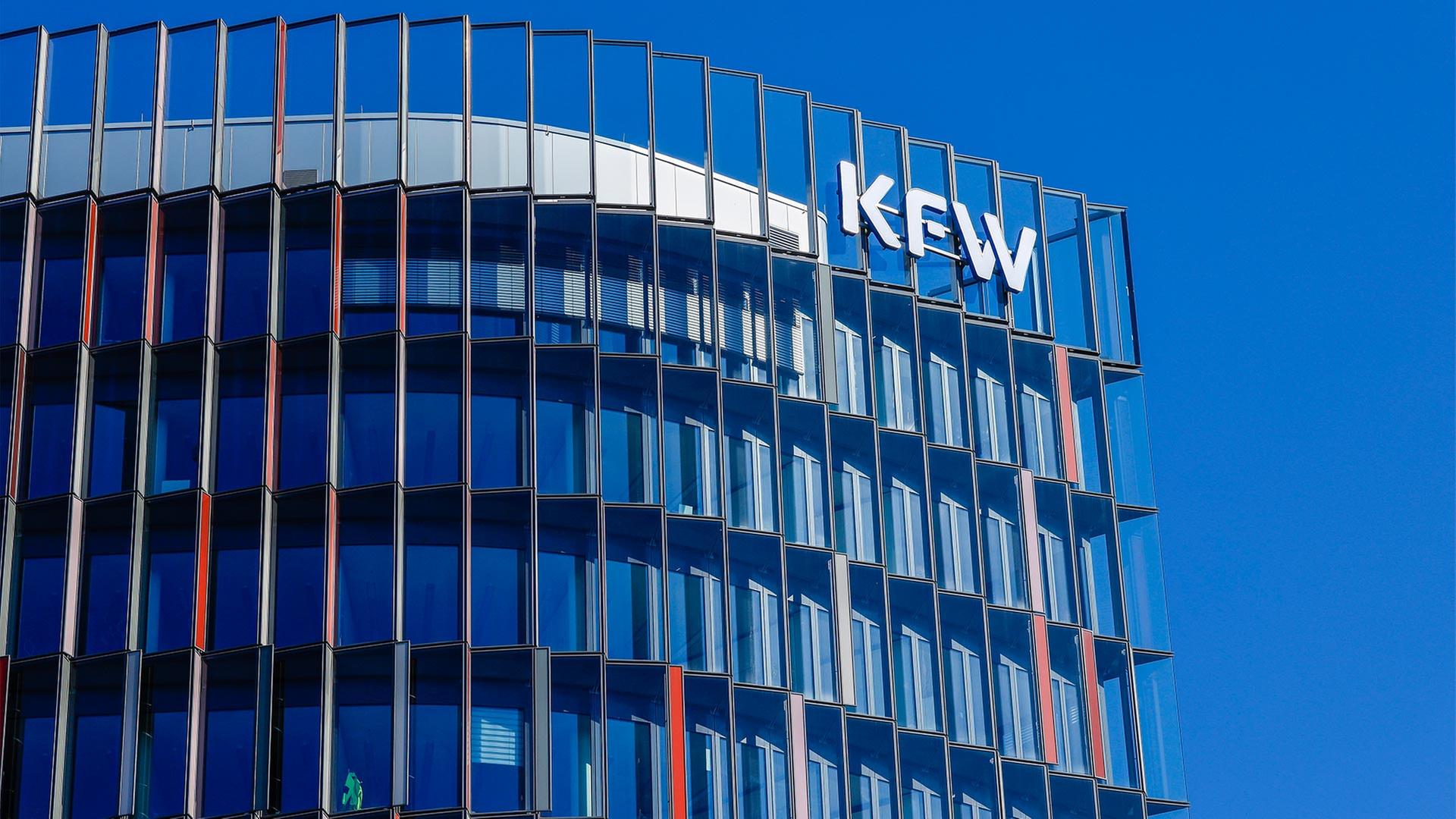 Das Logo der KfW auf der Zentrale der KfW Bankengruppe | picture alliance / Rupert Oberh