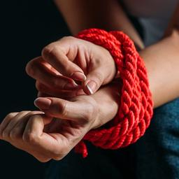 Gefesselte Hände einer Frau (Symbolbild)