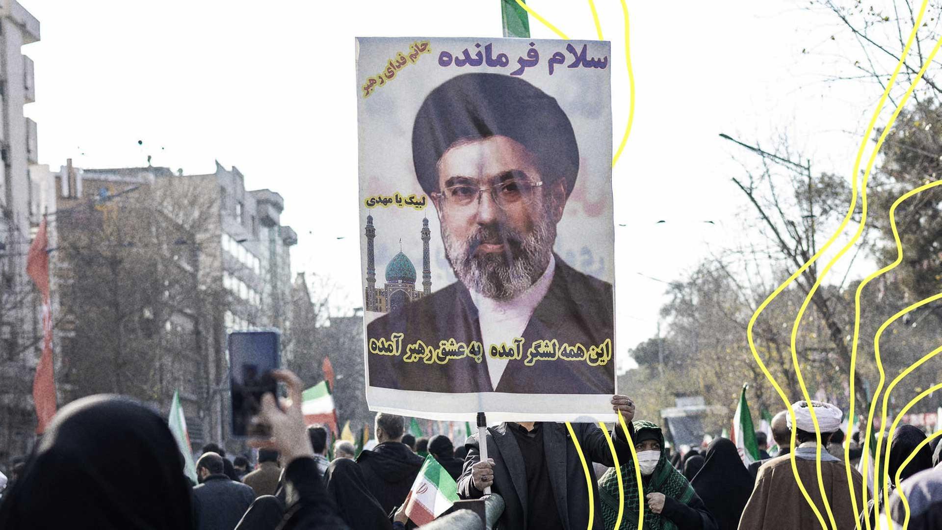 Ein Mann hÃ¤lt ein Poster hoch auf dem Mojtaba Khamenei zu sehen ist. | IMAGO / ZUMA Press Wire