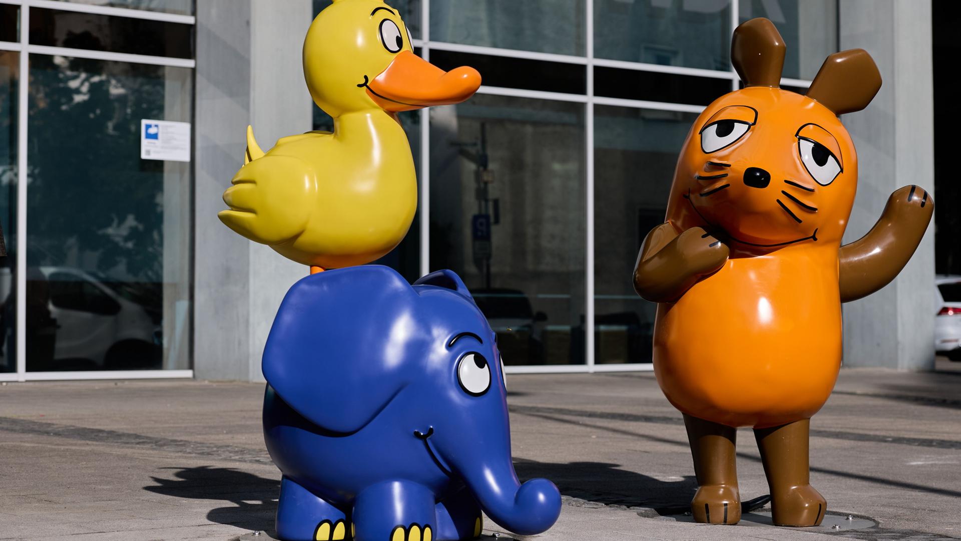 Die Figuren Maus, Elefant und Ente sind vor dem GebÃ¤ude des WDR zu sehen. | Rolf Vennenbernd/dpa