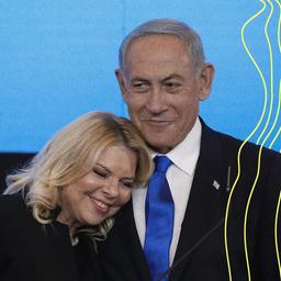 Der ehemalige israelische Ministerpräsident Benjamin Netanjahu gibt neben seiner Frau Sara Netanjahu eine Erklärung ab.