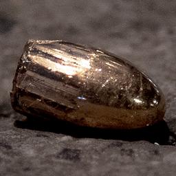 Ein Projektil liegt nach der Gewalttat von Hanau auf der Erde.