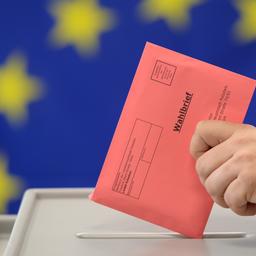 Ein Wahlbrief vor der EU-Flagge