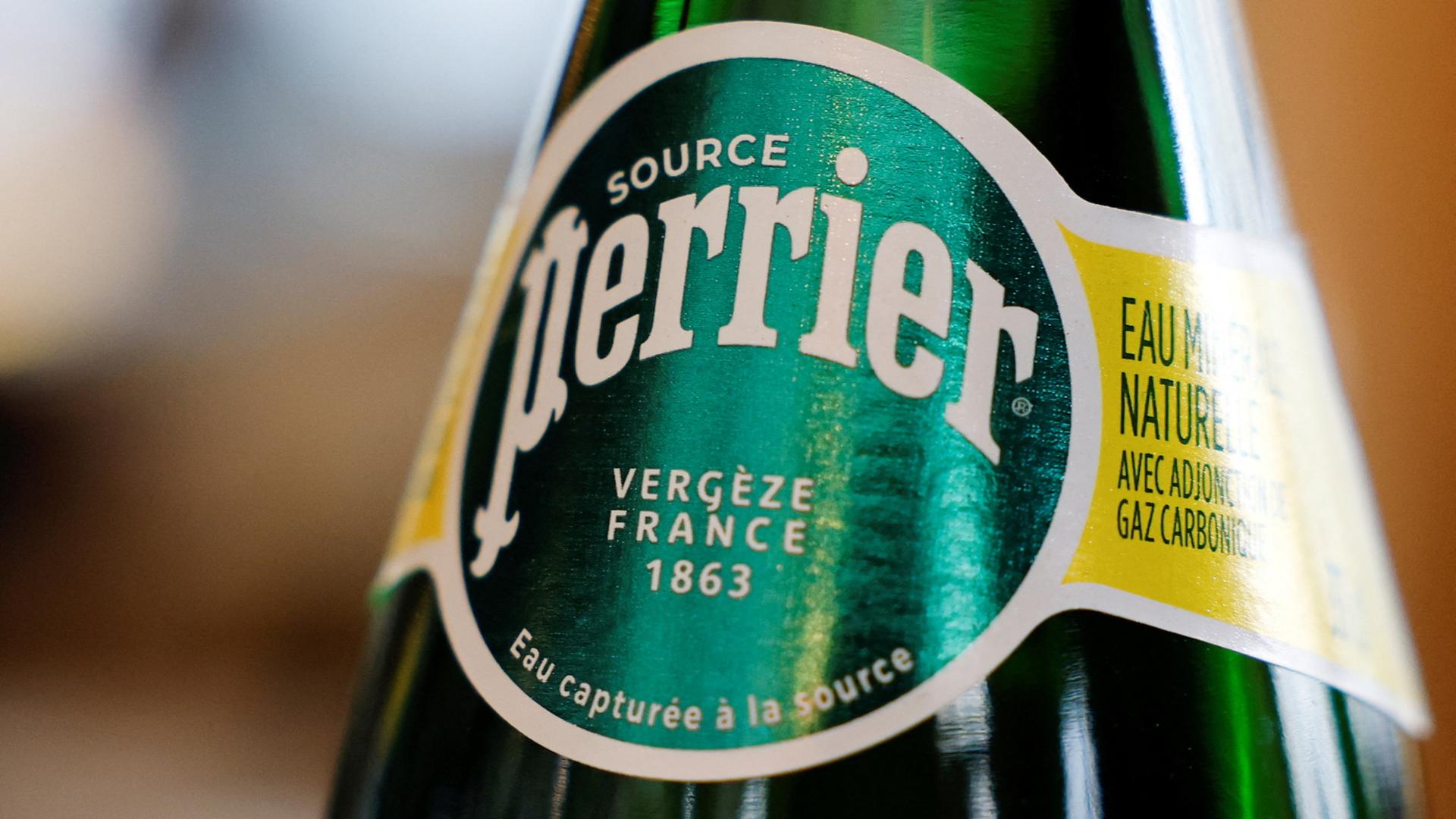 Eine Flasche Mineralwasser von Perrier steht auf einem Tisch. | REUTERS