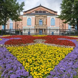 Blick auf das Bayreuther Festspielhaus.