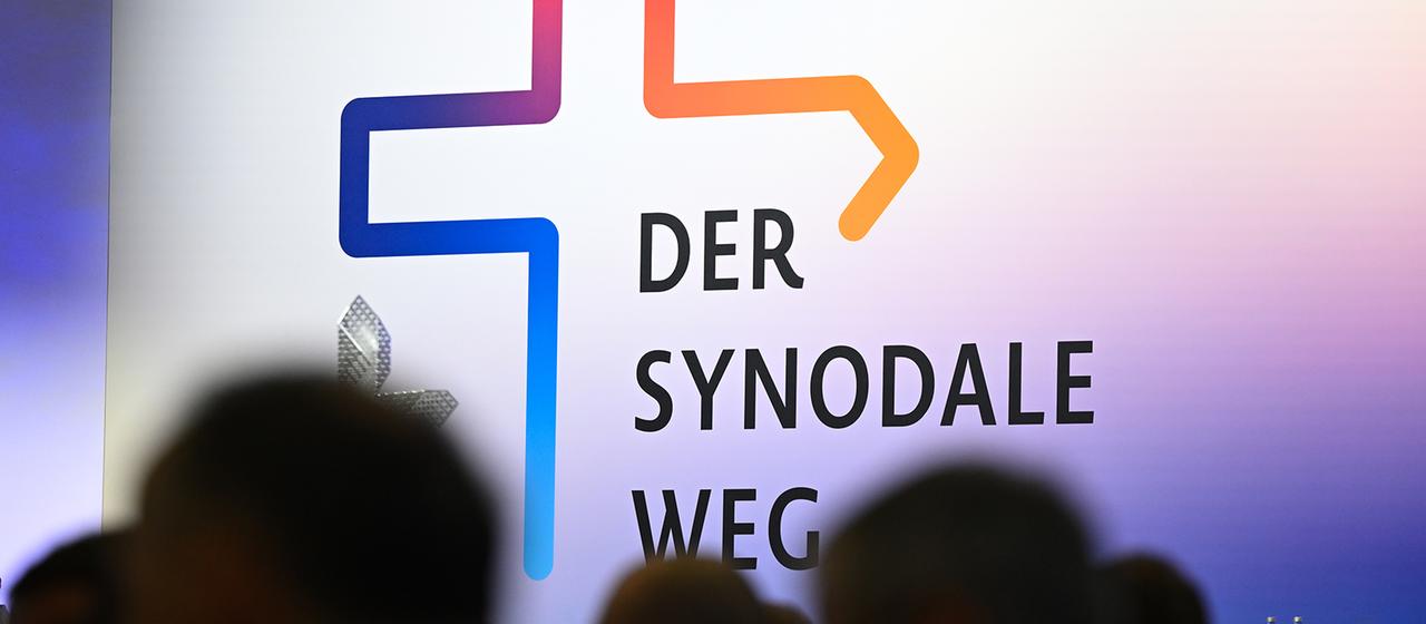 Participants of a synodal meeting sit in front of the lettering "The Synodal Way" (archive image).