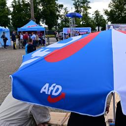 Ein Sonnenschirm mit AfD-Logo.