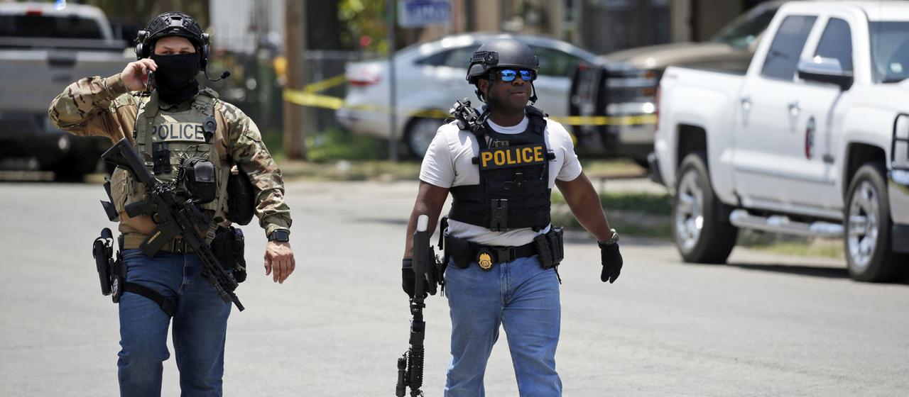 Polizisten vor einer Grundschule im texanischen Uvalde