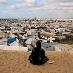 Eine Frau sitzt bei einem Lager für Vertriebene in Chan Yunis im Gazastreifen.