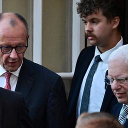 Friedrich Merz (2. v. l.) und Josef Schuster (rechts)