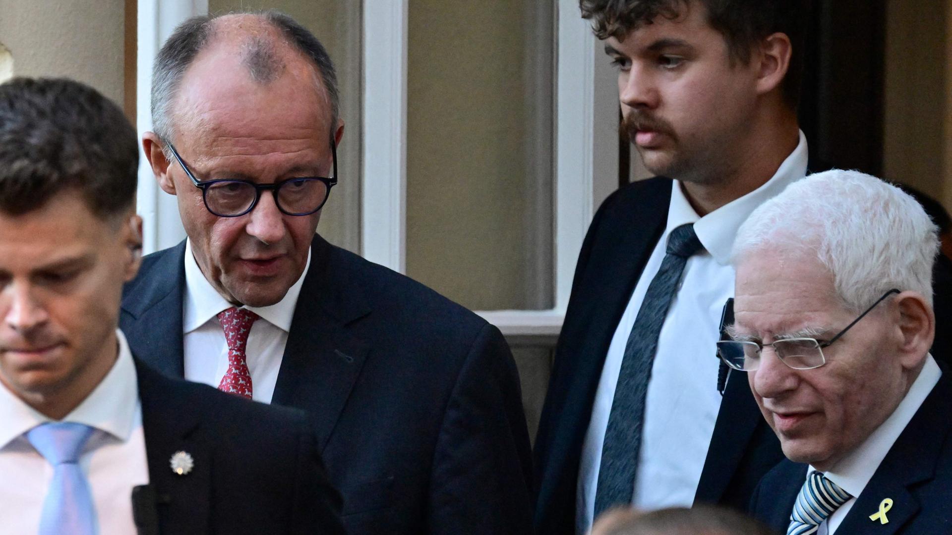 Friedrich Merz (2. v. l.) und Josef Schuster (rechts) | AFP
