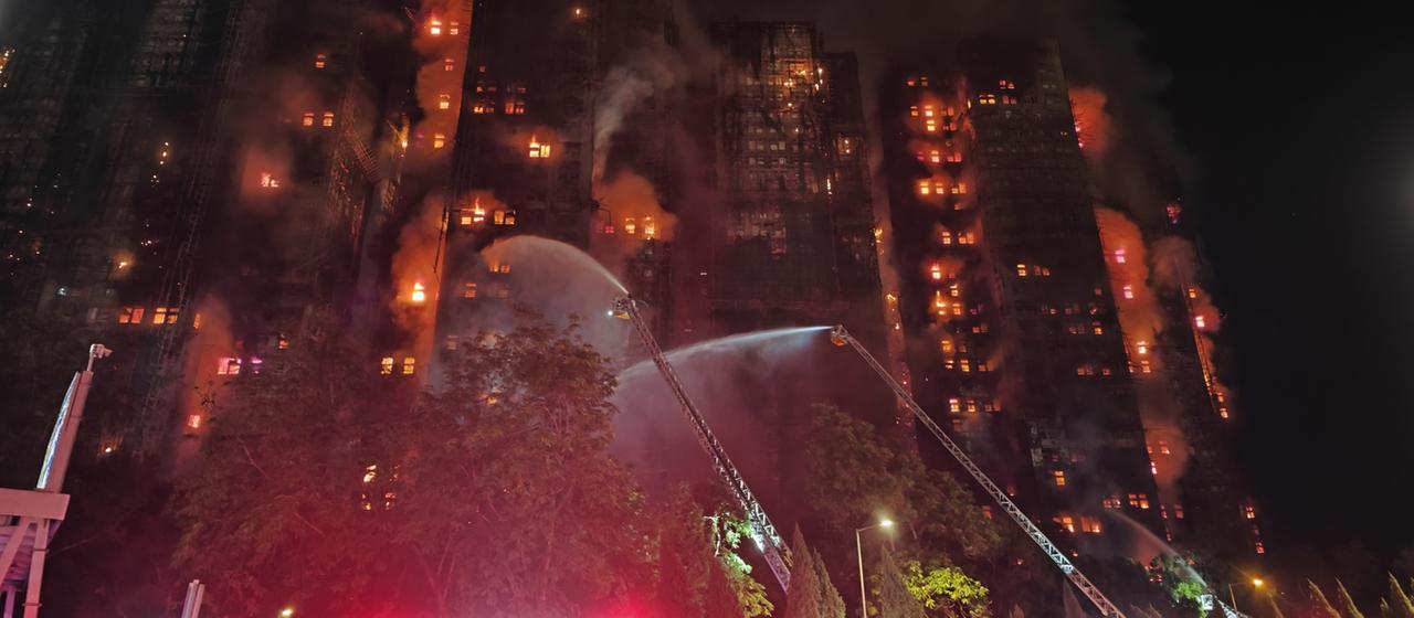 Der brennende Hochhauskomplex in Hongkong