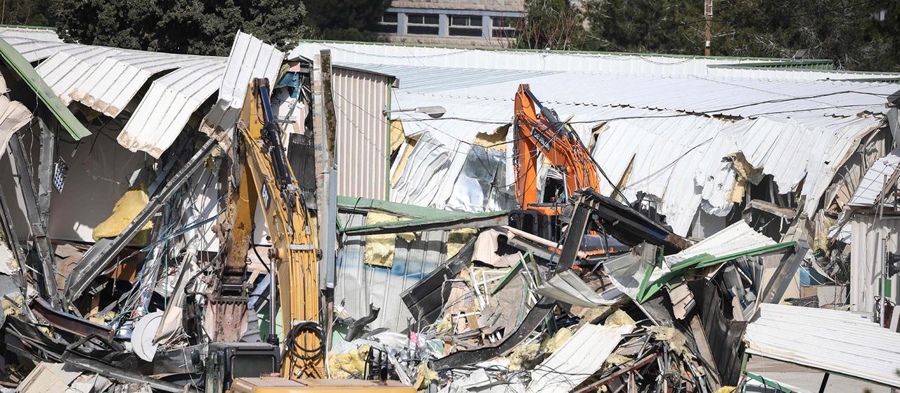 Schweres Gerät reißt das Hauptquartier des Hilfswerks der Vereinten Nationen für Palästina-Flüchtlinge (UNRWA) im Viertel Scheich Jarrah im israelisch annektierten Ostjerusalem ab.