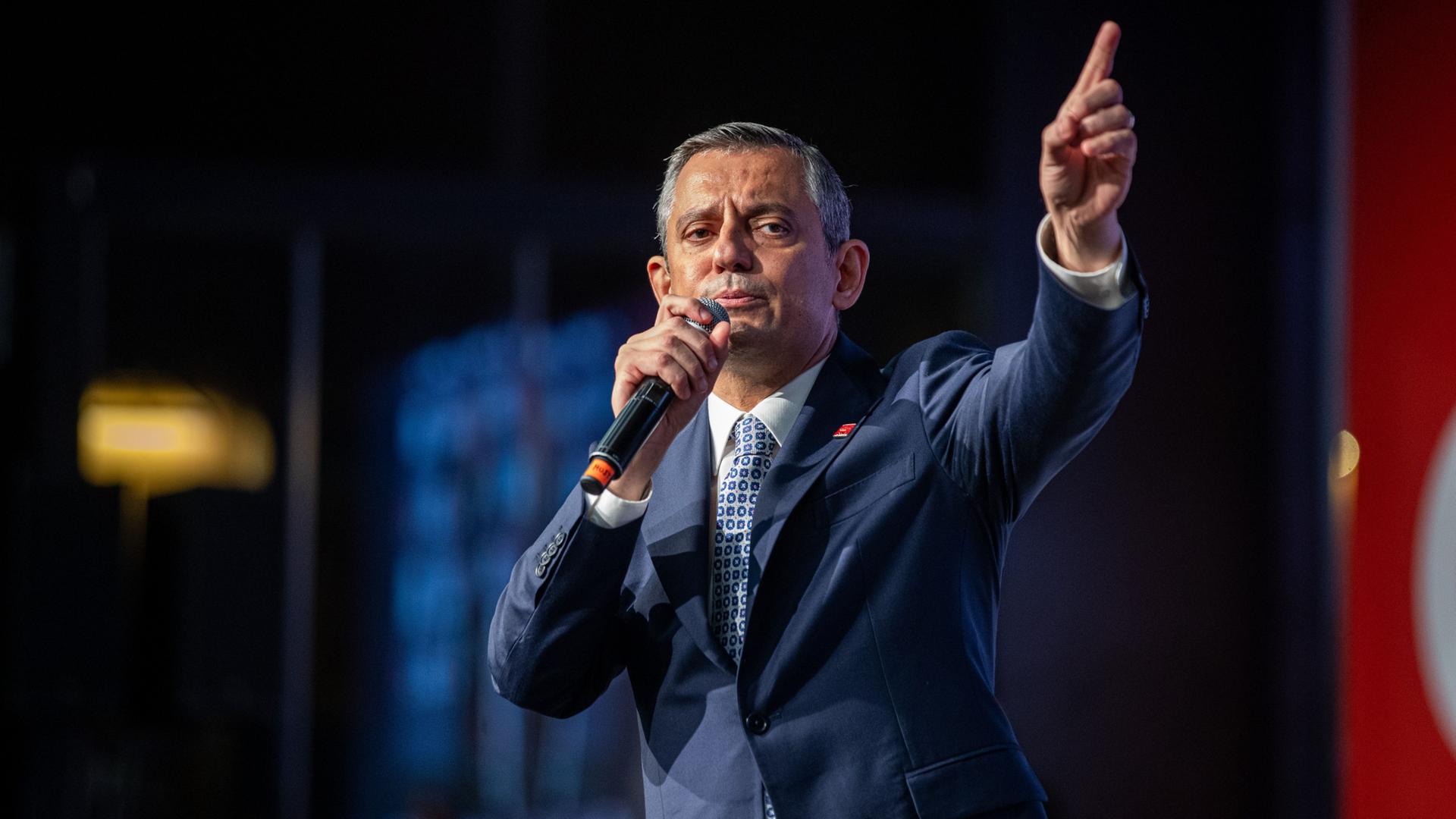 Özgür Özel spricht auf einem CHP-Kongress. | Tunahan Turhan/SOPA Images via Z