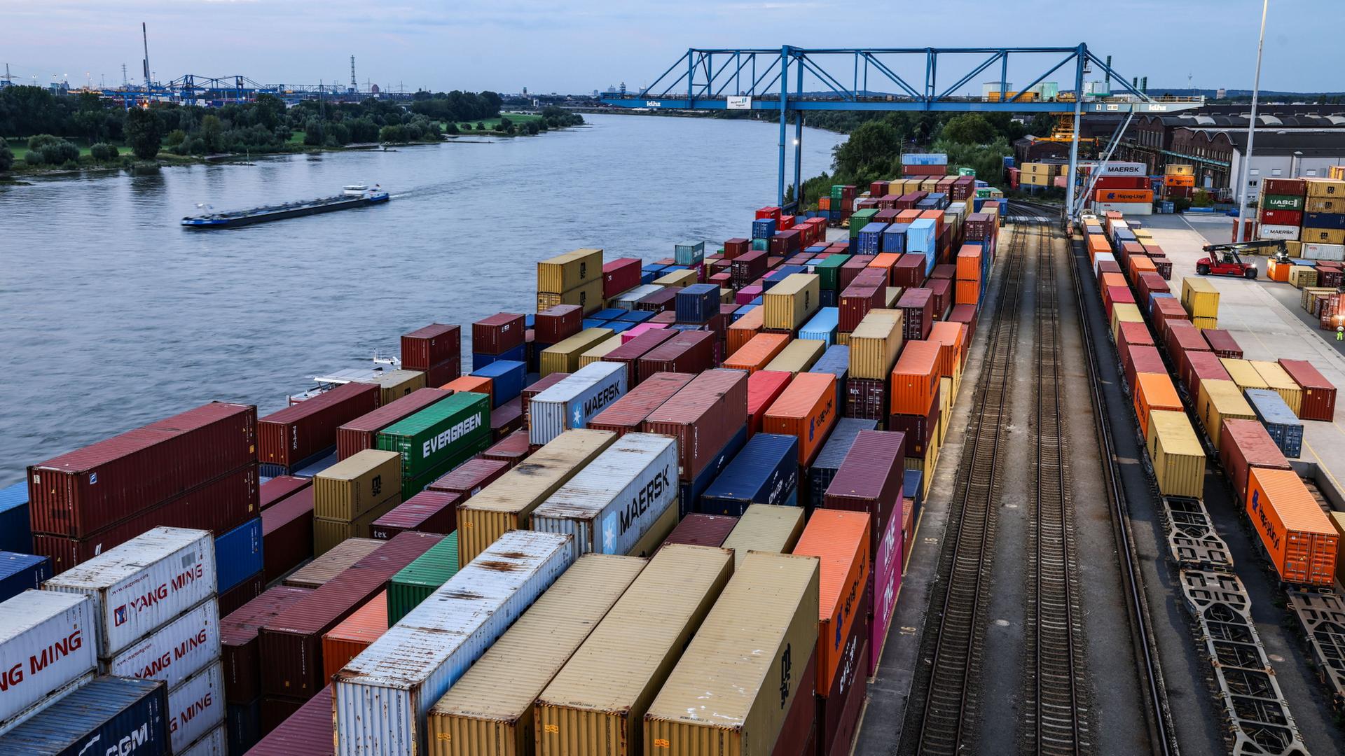Container stehen im Duisburger Hafen am Kai | Oliver Berg/dpa