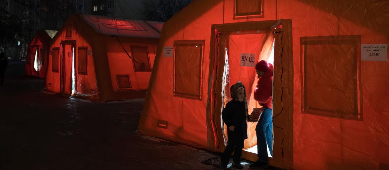 In Zelten können sich die Menschen in Kiew aufwärmen.