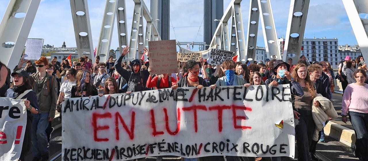 Schüler protestieren mit Bannern und Schildern in Frankreich.