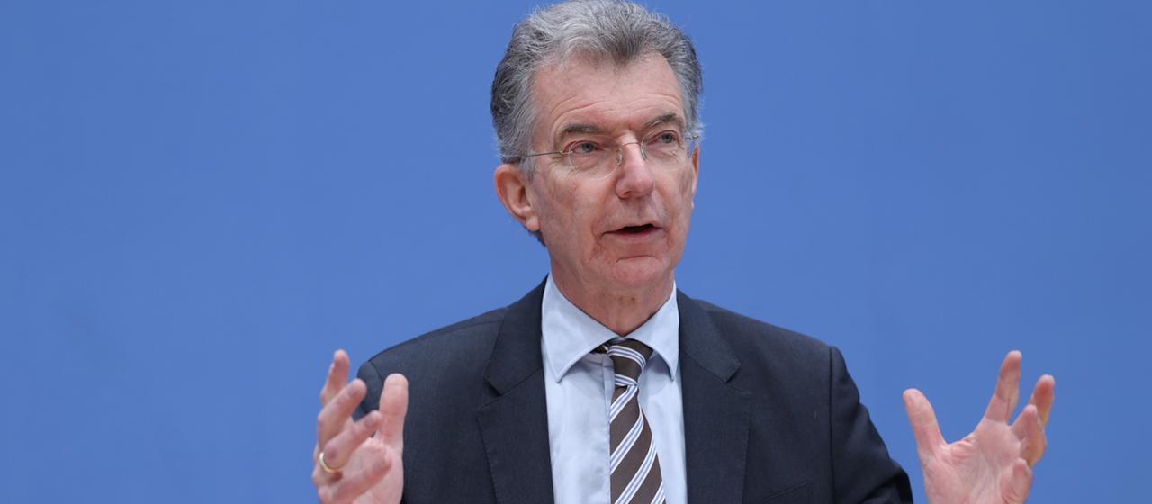 Heusgen an einem Rednerpult