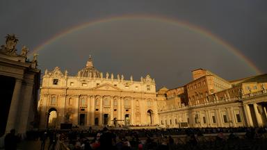 Ein Regenbogen leuchtet über dem Petersdom.