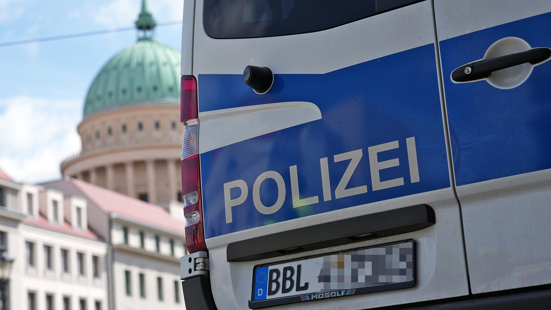 Ein Einsatzfahrzeug der Polizei in Potsdam. (Quelle: picture alliance/dpa/Sven Kaeuler) | picture alliance/dpa/Sven Kaeuler